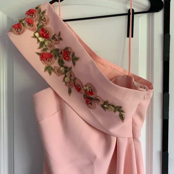 BEAUTIFUL peach with flower detailing BADGLEY MISCHKA gown - Picture 3 of 6